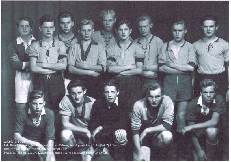 Juniorlaget i 1945. Foran fra venstre: Ivar Refsnes, Asbjørn Korsnes, Odd Bjørge, Sverre Ellingsen, Reidar Tryggestad. I midten fra venstre: Einar Gaaseide, Asbjørn Ystenes, Harald Olsen.Bak fra venstre: Hans Henriksen, Bernt Sulebust, Jostein Kalsnes, Per Mogstad, Fredrik Sørgård, Kjell Saure.