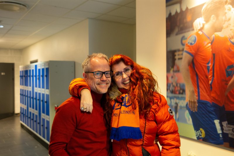 Det er god stemning når Jeanette møter kjentfolk på Color Line Stadion. Her sammen med klubbdirektør Geir S. Vik. Foto: Srdan Mudrinic