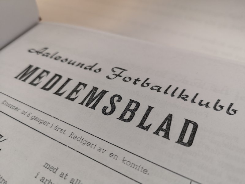 Dette er et utsnitt av en kopi av den aller første siden i det aller første medlemsbladet utgitt av Aalesunds Fotballklubb.