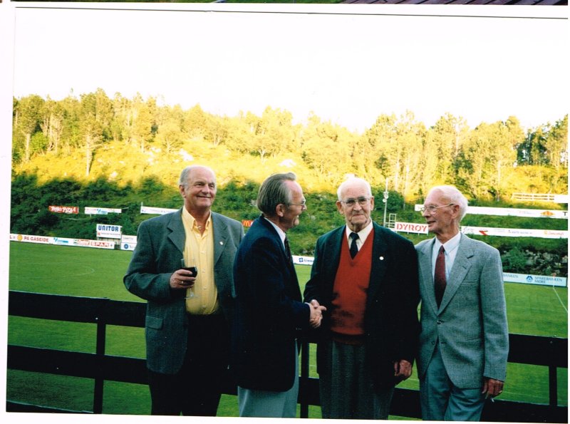 Oddvar Krogen, Einar Aas, Edvin Løvoll og Bernt Sulebust i hyggelig passiar på Kråmyra.