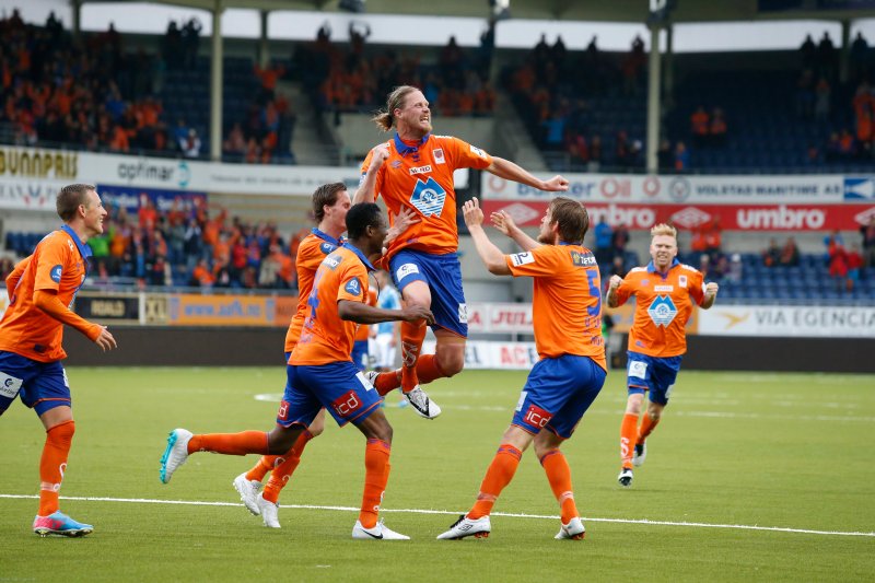 AaFK-spillerne jubler for scoring i jubileumsdrakter. Bildet er hentet fra 2014, da AaFK møtte Sandnes Ulf på Color Line Stadion. Foto: Svein Ove Ekornesvåg / NTB scanpix
