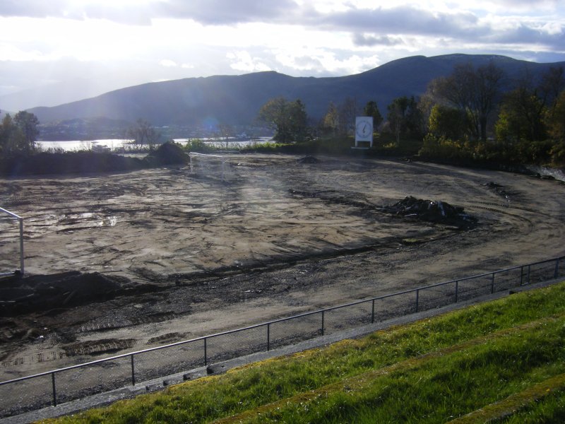 Gravearbeid i forbindelse med oppgraderingen av Aksla stadion. Arbeidet startet i oktober 2013, og stadion ble gjenåpnet 15. september 2014. Kostnaden var 15,3 mill.kr. Forrige oppgradering var i 1979.