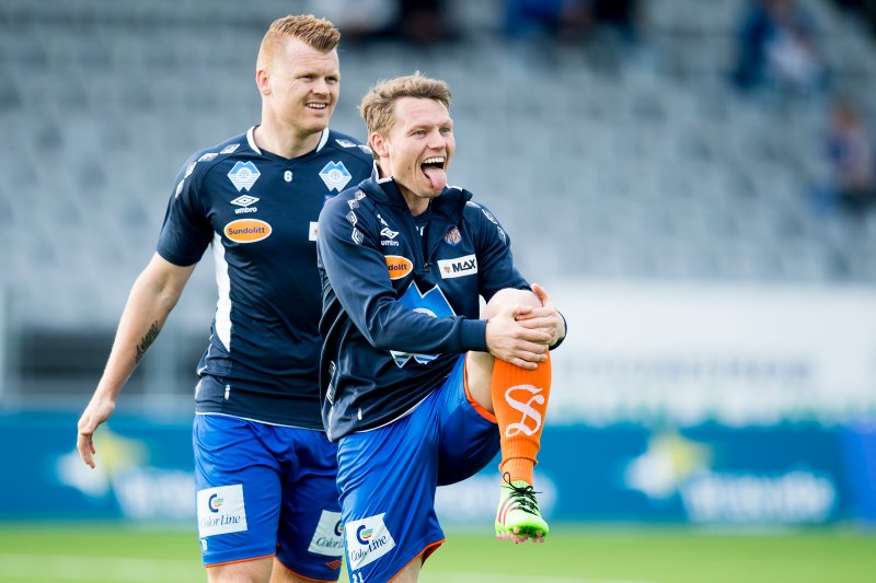 Aalesund-brødrene Bjørn Helge Semundseth Riise (foran) og John Arne Riise under oppvarmingen til eliteseriekampen i fotball mellom Sarpsborg og Aalesund på Sarpsborg stadion. Foto: Jon Olav Nesvold / NTB scanpix