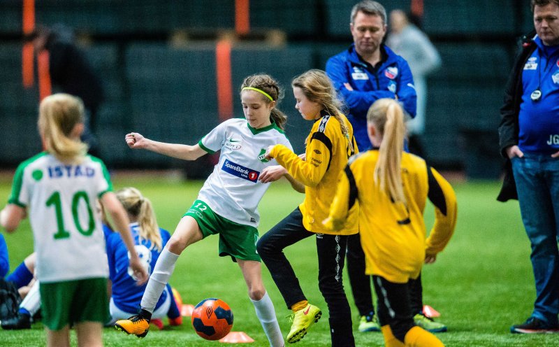 Her er en av mange kampbilder som ble tatt gjennom helgen. Her er det Treff i kamp mot Hareid. Foto: Marius Simensen