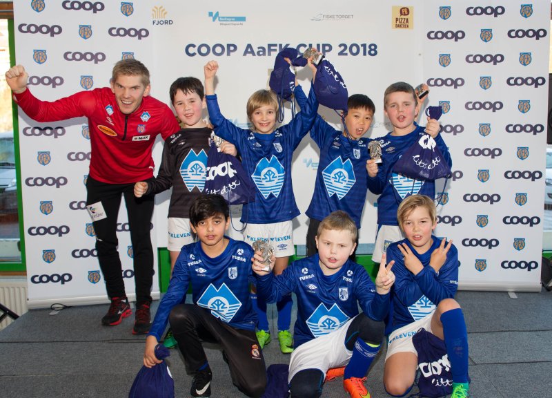 En av mange lagbilde fra AaFK Coop Cup 2018! Her er det Hødd som tar i mot premien etter vel gjennomført cup. Foto: Srdan Mudrinic