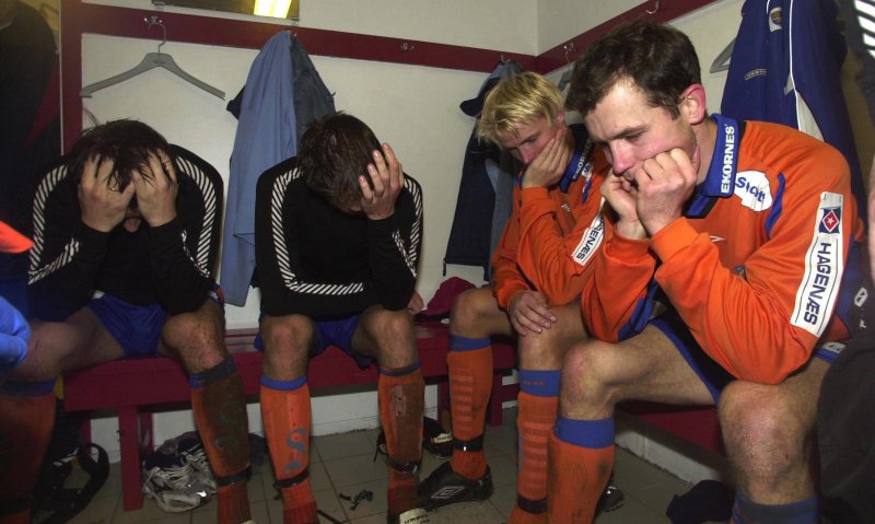 I 2003 var AaFK bedre om høsten enn om våren. En kald høstkveld endte det med nedrykk. Her depper Bjørn Erik Melland (t.h.) sammen med blant andre Fredrik Klock. Foto: Svein-Are Tollås / SUNNMØRSPOSTEN/ SCANPIX