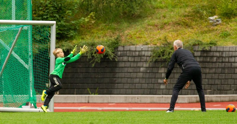 Utviklingsavdelingas keepertrener Sindre Ryssevik var meget aktiv og delte sine kunnskaper gjennom fotballproff.&nbsp;