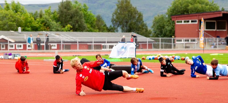 Jonas Nordal er fysisk trener i utviklingsavdelinga og leder her oppvarmingen.