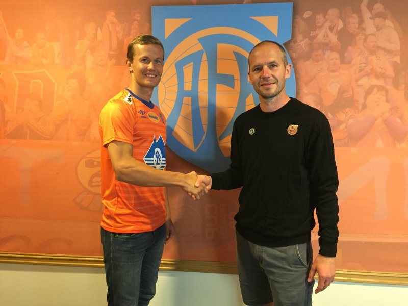 Ståle Steen Sæthre signerte for Aalesund tidligere denne uken. Her sammen med sportssjef Bjørn Erik Melland.