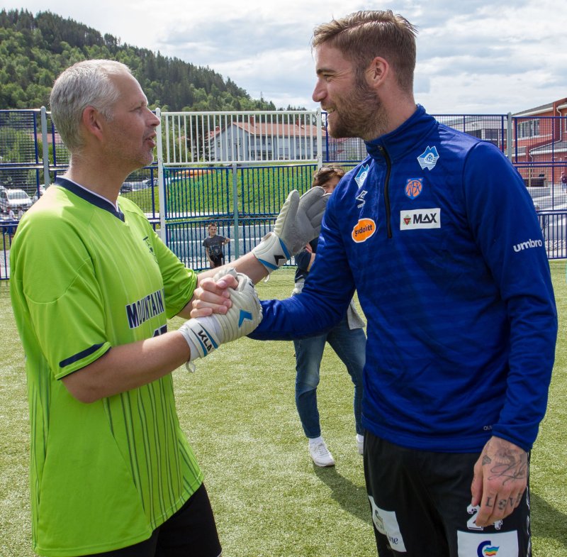 Rektor Harald Eidså takker Veldweijk for kampen. Foto: Srdan Mudrinic