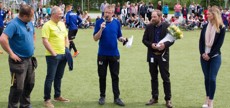 F.V: John Martin Grov fra Møre Utemiljø, Idar Rotnes fra kommunen, Stig Johansen undervisningsinspektør, Bernt Aspehaug fra Sparebanken Møre og Kathrine Lindseth fra FAU Foto: Srdan Mudrinic