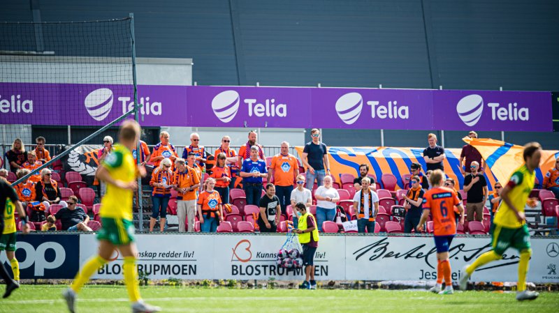 Tusen takk til dere vakre tilreisende, 70 i tallet, som støttet gutta gjennom hele kampen! Foto: Marius Simensen