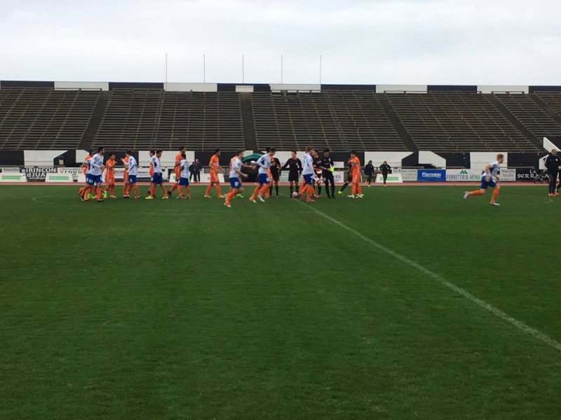 Lagene hilser på hverandre før avspark