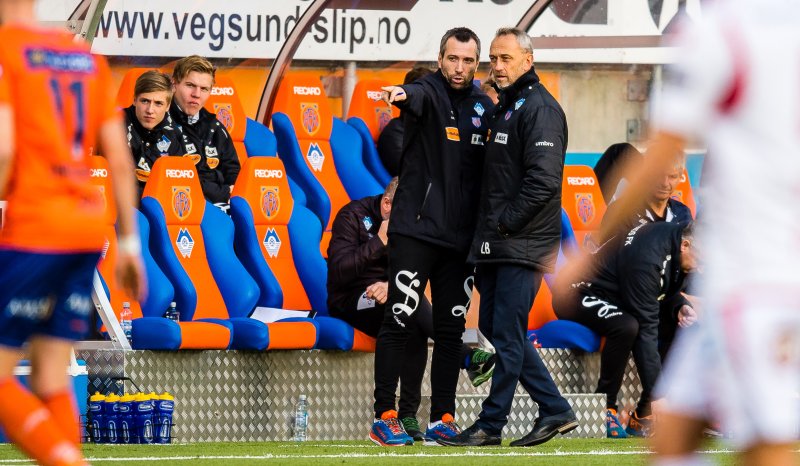 Andrea Loberto og Lars Bohinen diskuterer på sidelinjen under AaFK - Levanger. Foto: Marius Simensen