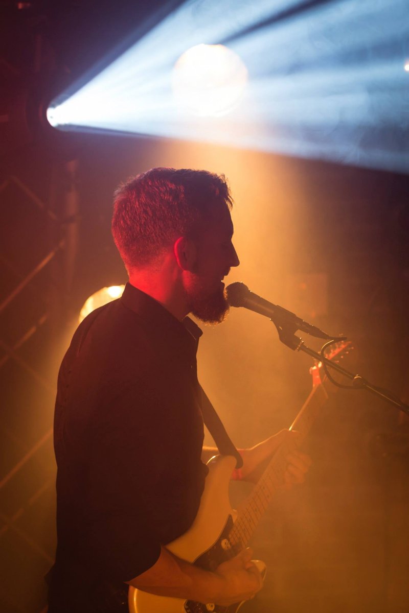 Bård Vågsholm Husby, under artistnavnet BLÅRANSJ, har nettopp gitt ut låta "Stå i stormen". Foto: Amund Johannessen.&nbsp;