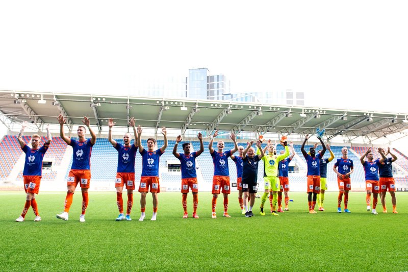 AaFK takker alle 450 tilreisende supporterne etter kampen! Foto: Vegard Wivestad Grøtt / BILDBYRÅN / kod VG / 170369