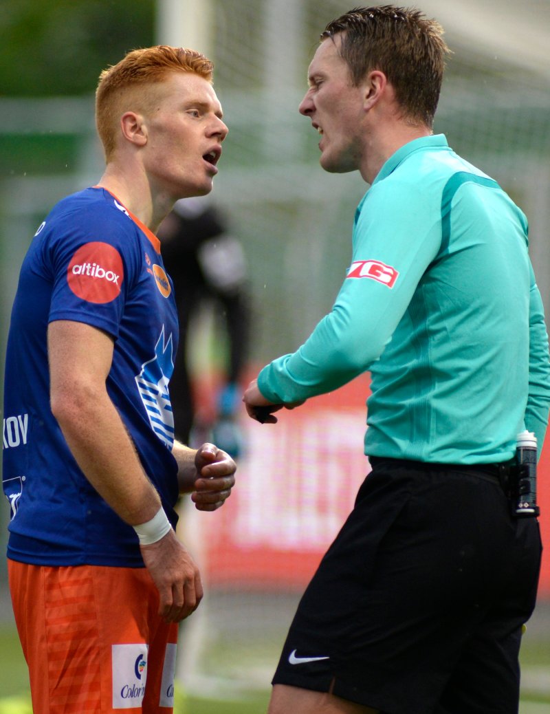 Kirkeskov fikk det andre gule kortet av Kai Erik Steen Foto: Rune Stoltz Bertinussen / NTB scanpix
