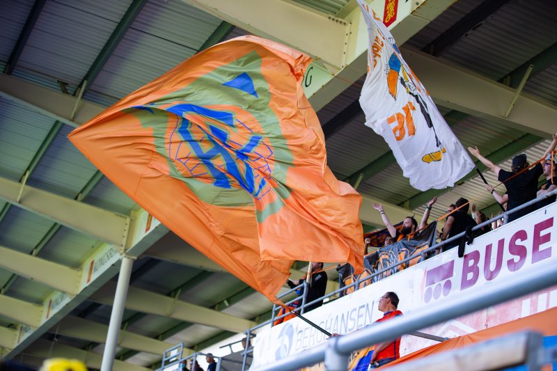AaFK-supporterne i fyr og flamme! Foto: Srdan Mudrinic.