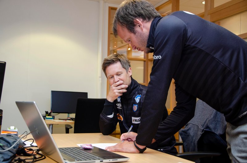 Utviklingsleder Øyvind Riise Dalseth hadde mye å vise den nye toppspillerutvikleren på stadion i dag.