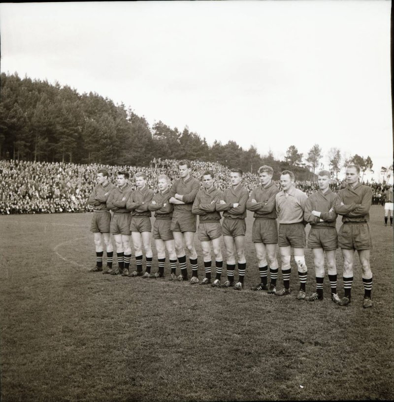 Returkampen mot Gjøvik/Lyn 4.11.1962 på Aksla stadion om opprykk til toppserien/10-klubbserien (eliteserien). Resultatet ble 1-2. Aafk tok ledelsen ved Arne Finsnes. Første kamp endte 1-1 på Gjøvik. Antall tilskuere ble anslått til 12.000 - 13.000. Gjøvik/Lyn ble norgesmester i 1962. Laget mot Gjøvik-Lyn:Fra venstre: Arnfinn Gjerde, Arne Finsnes, Svein Rødland, Steinar Nedregård, Harald Johansen, Kjell Iversen, Einar With, Johan Pedersen, Einar Aas, Oscar Pedersen, Thorbjørn Aarø.