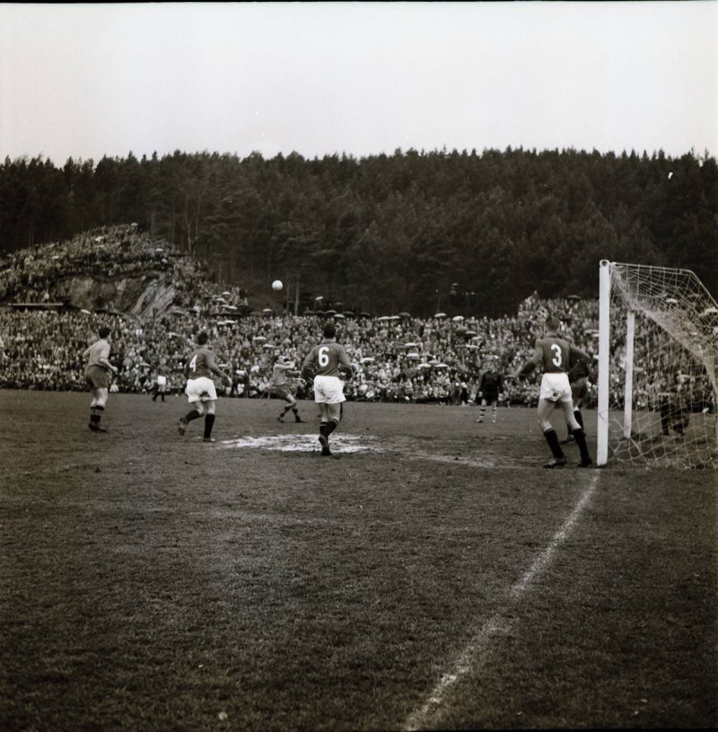 Returkampen mot Gjøvik/Lyn 4.11.1962 på Aksla stadion om opprykk til toppserien/10-klubbserien (eliteserien). Resultatet ble 1-2. Aafk tok ledelsen ved Arne Finsnes. Første kamp endte 1-1 på Gjøvik. Antall tilskuere ble anslått til 12.000 - 13.000. Gjøvik/Lyn ble norgesmester i 1962.