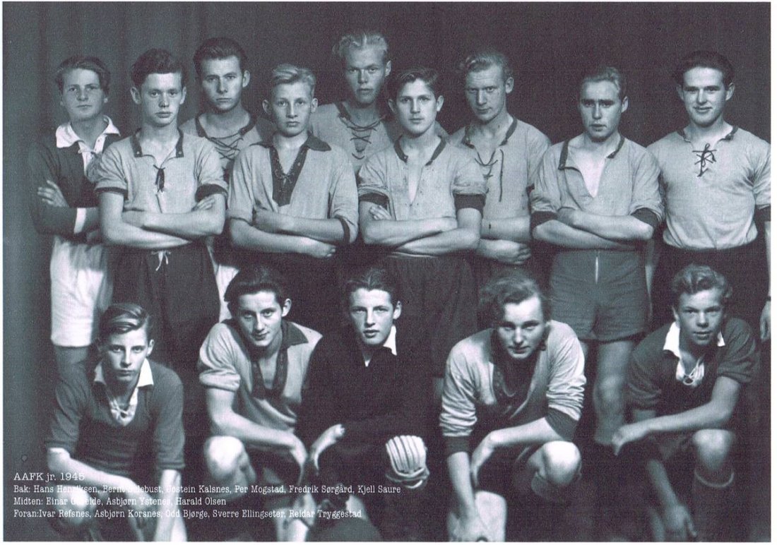 Juniorlaget i 1945. Foran fra venstre: Ivar Refsnes, Asbjørn Korsnes, Odd Bjørge, Sverre Ellingsen, Reidar Tryggestad. I midten fra venstre: Einar Gaaseide, Asbjørn Ystenes, Harald Olsen. Bak fra venstre: Hans Henriksen, Bernt Sulebust, Jostein Kalsnes, Per Mogstad, Fredrik Sørgård, Kjell Saure.