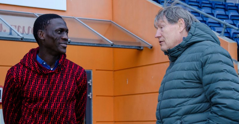 Mamadou Diaw (19) var i slutten av februar 2019 for første gang på besøk hos AaFK. Her sammen med Reidar Vågnes. Foto: aafk.no