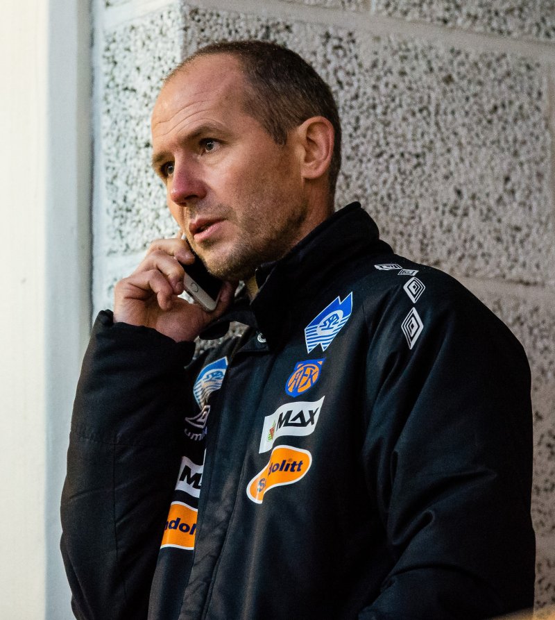I integreringsprosessen er tett dialog viktig, noe som resulterer i mange telefoner for sportslig leder Bjørn Erik Melland. Foto: Marius Simensen