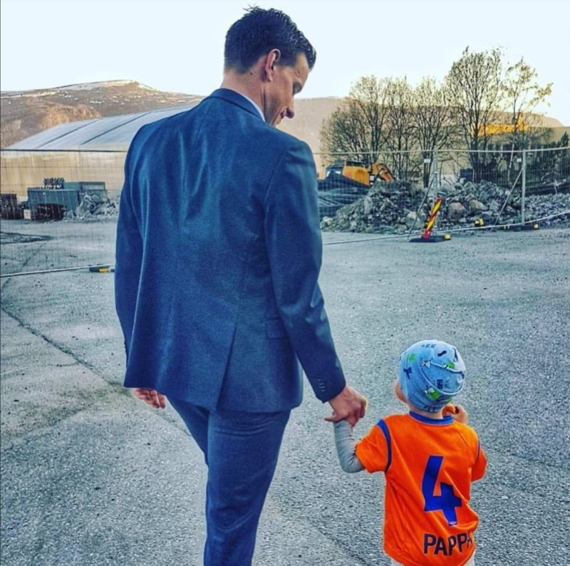 Far og sønn Grønner hånd i hånd. I tillegg til å gi alt på banen, gir Jonas alt for familien. Foto: Privat.