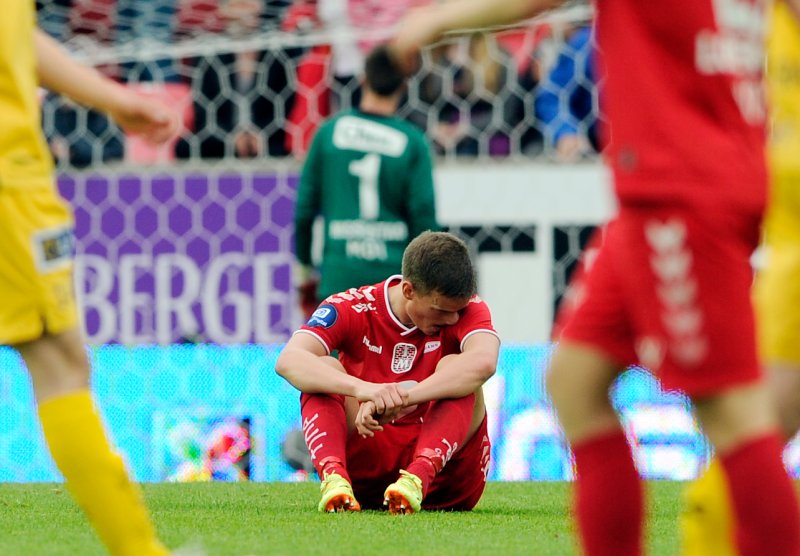 Branns Jonas Grønner fortviler over nok et tap for Brann i eliteseriekampen mellom Brann og Bodø Glimt på Brann stadion i 2014. Foto: Marit Hommedal / NTB scanpix
