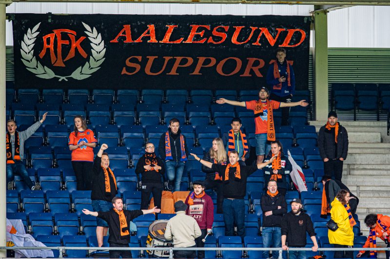 210612 Spectators in the stands during the OBOS-ligaen match between Aalesund and Fredrikstad on June 12, 2021 in Ålesund.Photo: Marius Simensen / BILDBYRÅN / Cop 238