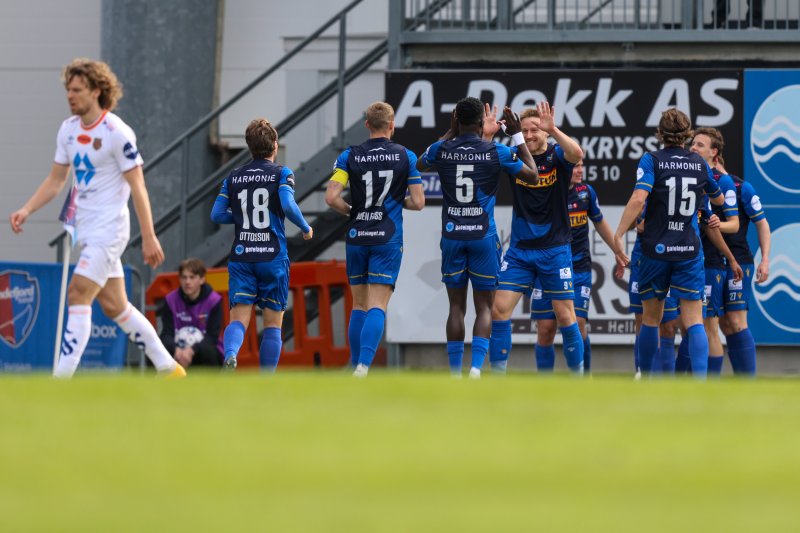 Sandefjord 20230430. Sandefjords Fréderic Bikoro jubler etter 1-0 målet under eliteseriekampen i fotball mellom Sandefjord og Aalesund på Release arena.Foto: Trond R. Teigen / NTB