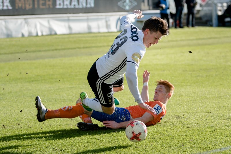 Pål André Helland blir felt av Aalesunds Mikkel Kirkeskov i 0-0 kampen tidligere i år. Foto: NTB scanpix