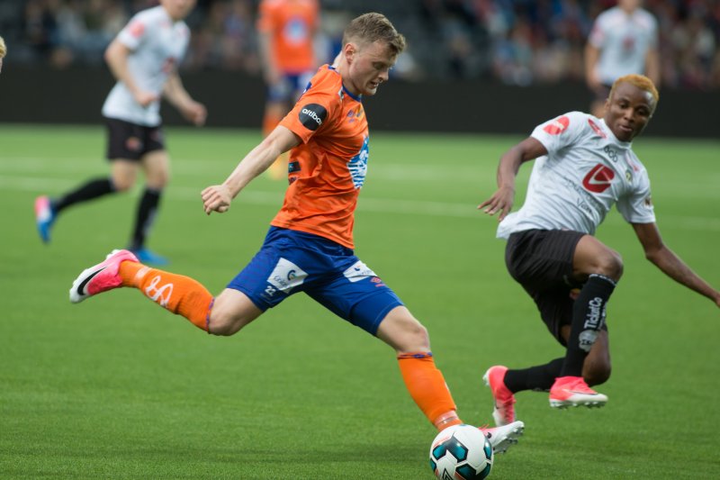 Adam Örn Arnarson fra kampen på Fosshaugane Campus. Det endte 1-0. Foto: NTB Scanpix