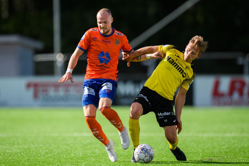 Aron Elis Thrandarson i kamp om ballen med Mikkel Maigaard. Dansken var svært god for Raufoss før overgangen til Strømsgodset. Foto: Bildbyrån.