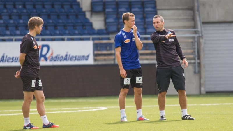 Ståle Steen Sæthre kan få sin første obligatoriske AaFK-kamp mot Sandnes Ulf søndag. Her instrueres han av assistenttrener Andrea Loberto. Foto: Srdan Mudrinic.