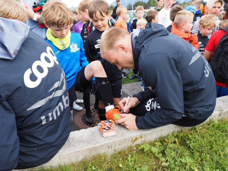 Martin Ramsland og de andre AaFK-spillerne var svært populære da vi dro ut på klubbesøk onsdag.