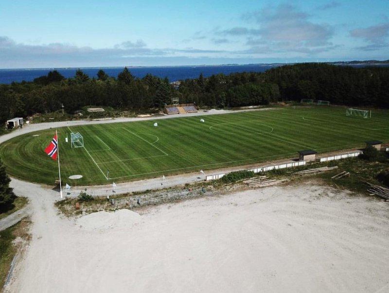Fjørtofts nydelige gressbane skal nå få flomlys. Foto: Fjørtoft TIL.