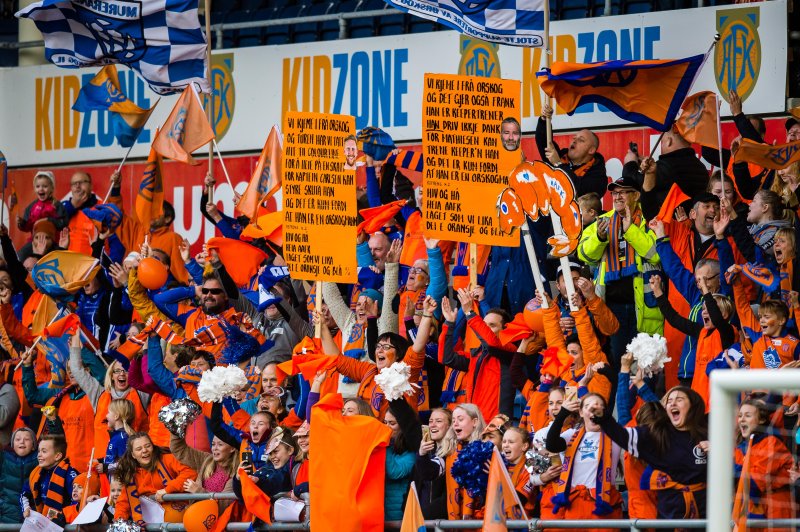 Ørskog IL hedret Frank Mathiesen som del av sitt opplegg på JUBEL-feltet søndag. Foto: Marius Simensen (msfoto.no)