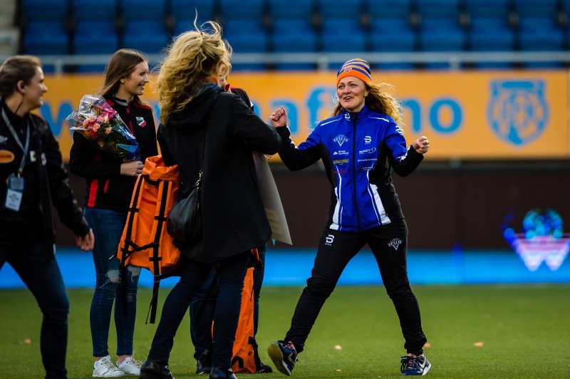 En hoppende glad Ann-Kristin Haaheim Kavli fra Ørskog IL sekunder etter at vinneren er avslørt. Foto: Marius Simensen (msfoto.no)