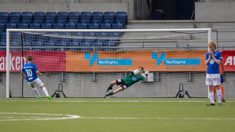 Molde med straffe i 2. omgang som Jonas Oksholen redder mesterlig. Foto: Srdan Mudrinic