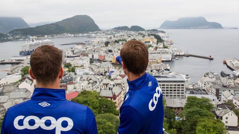 Jonas og Ståle gjør seg kjent med sin nye hjemby. Her pekes Sukkertoppen ut som turmål. Foto: Srdan Mudrinic.