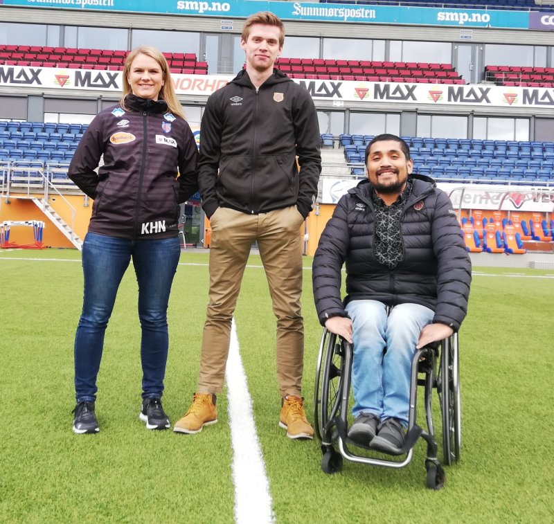 Henrik, her flankert av Kristin og Jonatan, har praksisperiode i AaFK.