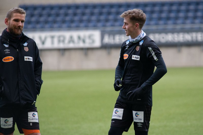 Simen i hyggelig passiar med AaFK-veteran Oddbjørn Lie. Foto: Srdan Mudrinic