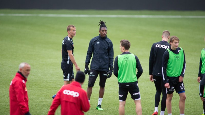 Enock på feltet. Foto: Srdan Mudrinic