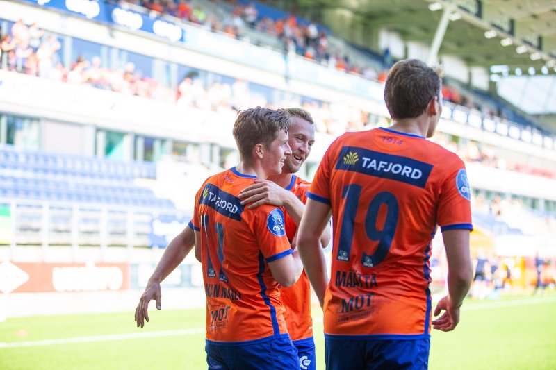 Simen Bolkan Nordli jubler sammen med Jørgen Hatlehol og Isak Dybvik Määttä. Foto: Srdan Mudrinic.