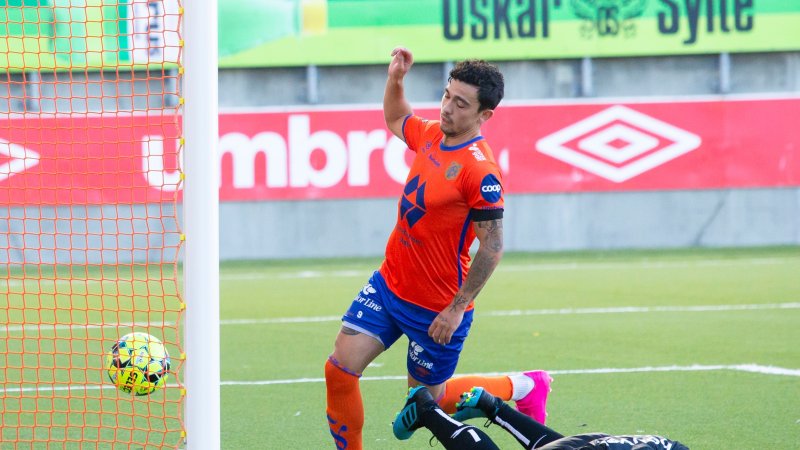 Niklas Castro løper for å hente ballen ut av mål etter å ha satt inn 2-2 på straffespark.. Foto: Svein Ove Ekornesvåg / NTB scanpix