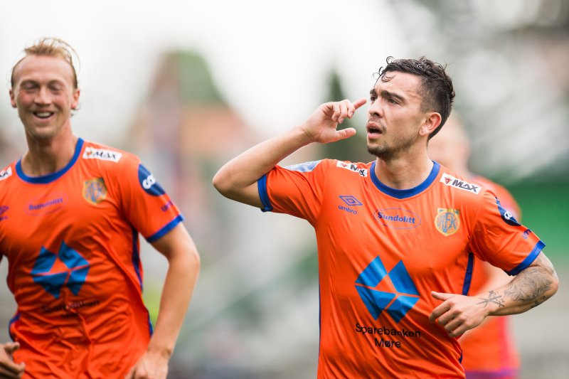 Niklas Castro feirer scoring mot HamKam sammen med Jørgen Hatlehol. Foto: Bildbyrån.