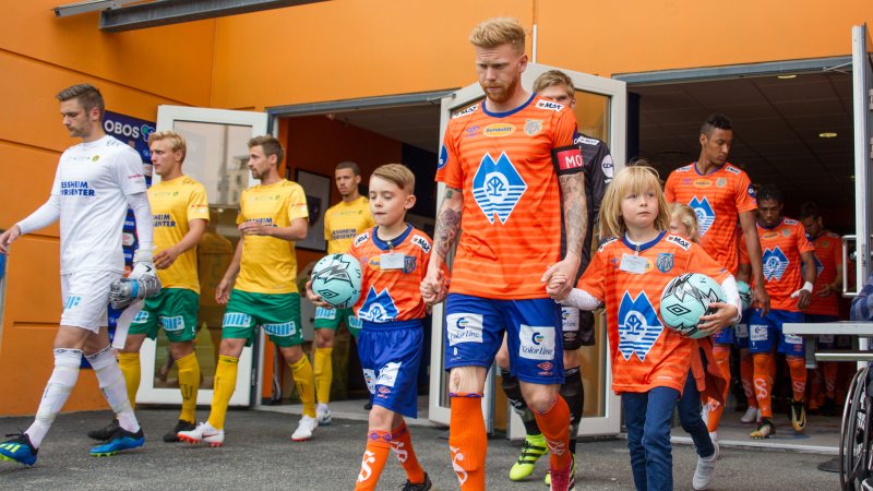 22. juli leder Fredrik Carlsen troppene ut til kamp mot Sandnes Ulf på Color Line Stadion. Foto: Srdan Mudrinic.