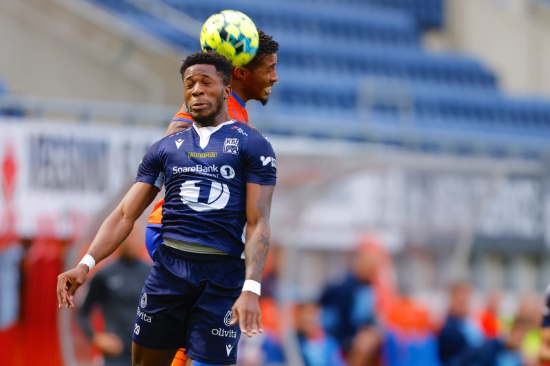 Ålesund 20201004. Kristiansunds Faris Pemi (foran) og Nenass (Erikson Spinola Lima) under eliteseriekampen i fotball mellom Aalesund og Kristiansund på Color Line Stadion.Foto: Svein Ove Ekornesvåg / NTB